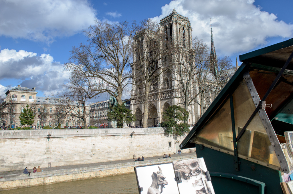 Séance famille, la mère et ses 3 filles, photo extérieure, Notre Dame, Paris